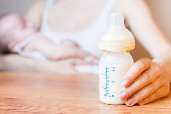 Cho con bú sữa bột kết hợp với sữa mẹ như thế nào